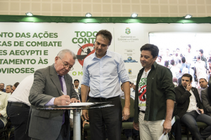 Assinatura do termo de cooperação é acompanhada pelo governador Camilo Santana e o secretário Henrique Javi